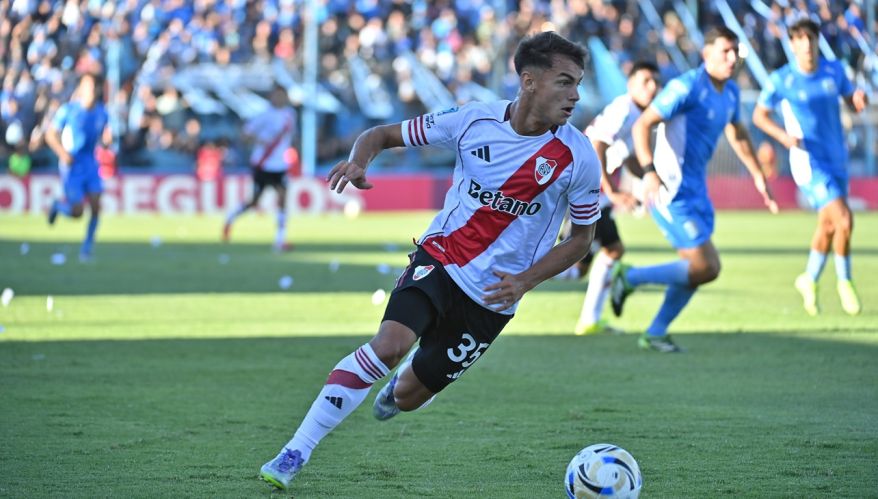 Freitas, jugador de River ante Estudiantes de Rio Cuarto