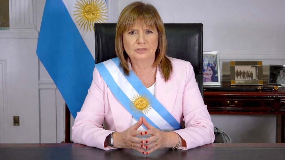 Patricia Bullrich, usando  'banda presidencial' en una foto hecha con IA.