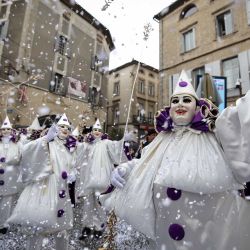 Artistas enmascarados participan en el último día del carnaval de la ciudad en el centro histórico de Limoux, en el sur de Francia. | Foto:Valentine Chapuis / AFP