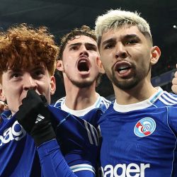 El defensor argentino Valentín Barco del Estrasburgo, celebra con sus compañeros tras marcar el primer gol de su equipo durante el partido de vuelta de los octavos de final de la UEFA Europa Conference League entre el RC Estrasburgo Alsacia y el Rijeka, disputado en el Stade de la Meinau de Estrasburgo, al este de Francia. | Foto:Frederick Florin / AFP