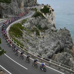 El pelotón avanza en el Cabo Noli durante la 117.ª edición de la clásica de ciclismo de un día Milán-Sanremo. | Foto:MARCO BERTORELLO / AFP