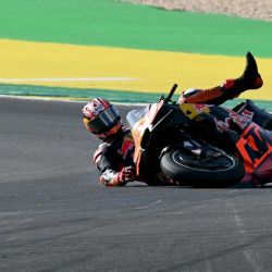El piloto español Maverick Viñales, del equipo Red Bull KTM Tech3, sufre una caída durante la carrera de MotoGP del Gran Premio de Brasil en el circuito internacional Ayrton Senna de Goiânia, estado de Goiás, Brasil. | Foto:EVARISTO SA / AFP