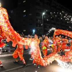 Imagen de artistas del contingente chino participando en un desfile durante el Carnaval de Ciudad del Cabo 2026, en Ciudad del Cabo, Sudáfrica. | Foto:Xinhua/Xabiso Mkhabela