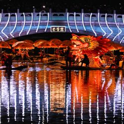 Imagen de una escena de un espectáculo folclórico en el río Liangma, en Beijing, capital de China. Con balsas de bambú unidas de un extremo a otro como un dragón dorado, el espectáculo folclórico de Yangshuo, en la región autónoma zhuang de Guangxi, en el sur de China, iluminó la noche en Beijing. | Foto:Xinhua/Chen Zhonghao