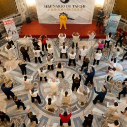 La fundadora y directora del Club Argentino de Wushu, Chen Min, imparte una clase de Tai Chi en el marco del Día Internacional del Tai Chi, en el Círculo Militar, en la ciudad de Buenos Aires, capital de Argentina. Cientos de personas en Argentina celebraron con entusiasmo e interés el Día Internacional del Tai Chi, ejercitando mente y cuerpo, en una atractiva clase de esta disciplina y antigua tradición china. | Foto:Xinhua/Martín Zabala