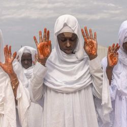 Musulmanes realizan las oraciones de Eid al-Fitr, que marcan el final del mes sagrado del Ramadán, en el Mausoleo de Seydina Limamou Lahi Al Mahdi en Dakar. | Foto:MARIE RUWET / AFP