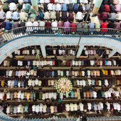 Personas asisten a las oraciones para celebrar el Eid al-Fitr, en Dhaka, Bangladesh. | Foto:Xinhua/Habibur Rahman
