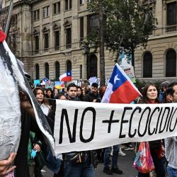 Personas participan en una manifestación en el marco del Día Mundial del Agua, en Santiago, capital de Chile. | Foto:Xinhua/Jorge Villegas