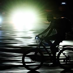Un hombre circula en bicicleta durante un apagón nacional en La Habana. Un apagón generalizado afectó a toda la isla de Cuba, según informó el Ministerio de Energía, en el segundo apagón nacional en menos de una semana, mientras su red eléctrica sufre las consecuencias del bloqueo petrolero estadounidense. | Foto:YAMIL LAGE / AFP