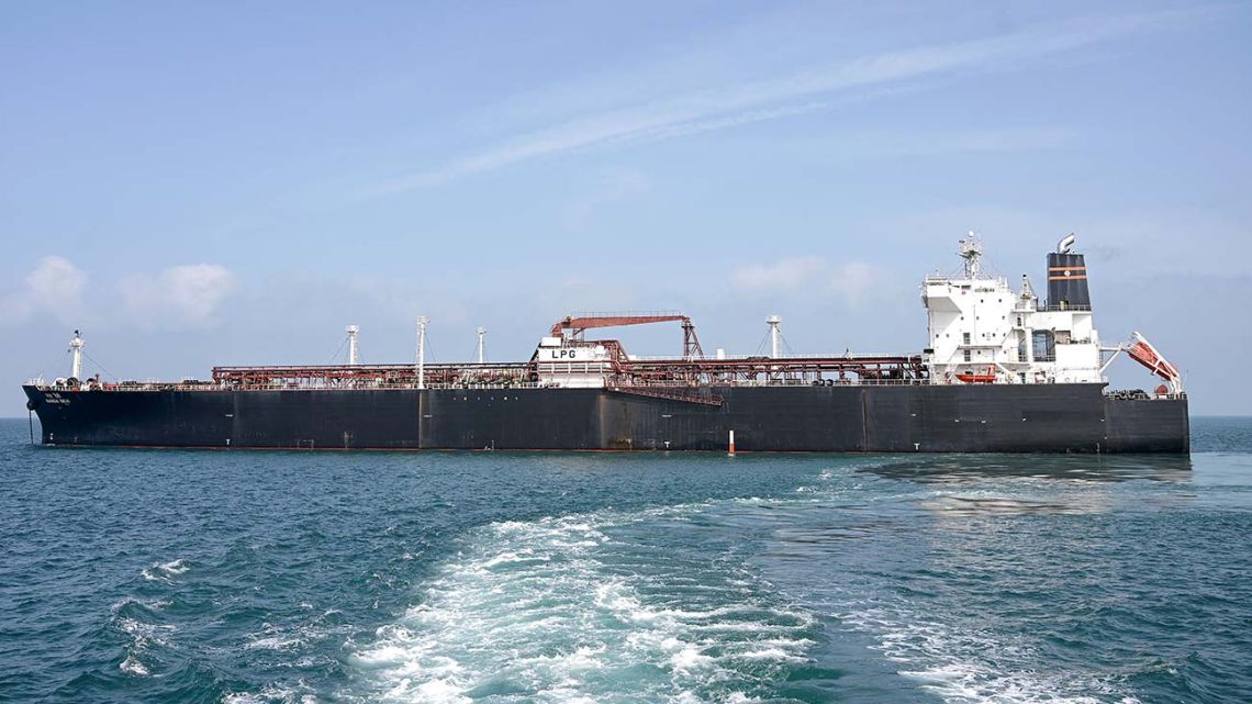 Precio del petróleo se derrumba 15% tras el anuncio de alto el fuego de Donald Trump