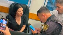 Coffi en una oficina siendo detenida 