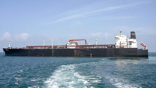 Precio del petróleo se derrumba 15% tras el anuncio de alto el fuego de Donald Trump