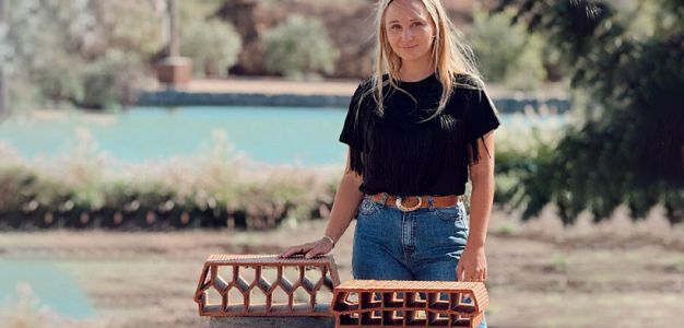 Valentina Fantini con los ladrillos que produce