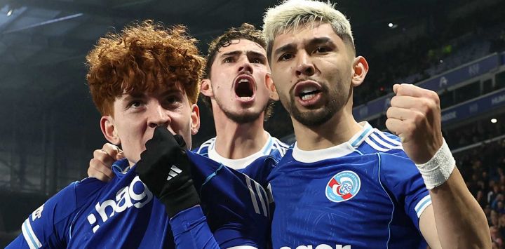 El defensor argentino Valentín Barco del Estrasburgo, celebra con sus compañeros tras marcar el primer gol de su equipo durante el partido de vuelta de los octavos de final de la UEFA Europa Conference League entre el RC Estrasburgo Alsacia y el Rijeka, disputado en el Stade de la Meinau de Estrasburgo, al este de Francia.
