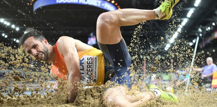 El español Eusebio Cáceres compite en la final de salto de longitud masculino durante el Campeonato Mundial de Atletismo en Pista Cubierta Kujary Pomorze 2026, Polonia.