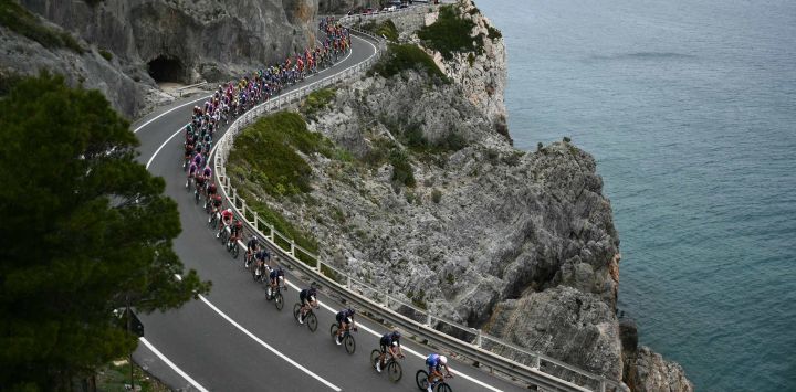 El pelotón avanza en el Cabo Noli durante la 117.ª edición de la clásica de ciclismo de un día Milán-Sanremo.