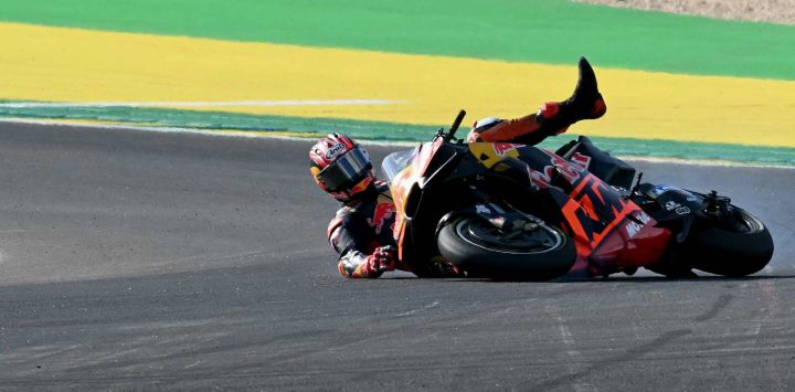 El piloto español Maverick Viñales, del equipo Red Bull KTM Tech3, sufre una caída durante la carrera de MotoGP del Gran Premio de Brasil en el circuito internacional Ayrton Senna de Goiânia, estado de Goiás, Brasil.