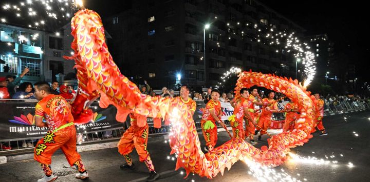 Imagen de artistas del contingente chino participando en un desfile durante el Carnaval de Ciudad del Cabo 2026, en Ciudad del Cabo, Sudáfrica.