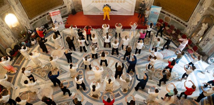 La fundadora y directora del Club Argentino de Wushu, Chen Min, imparte una clase de Tai Chi en el marco del Día Internacional del Tai Chi, en el Círculo Militar, en la ciudad de Buenos Aires, capital de Argentina. Cientos de personas en Argentina celebraron con entusiasmo e interés el Día Internacional del Tai Chi, ejercitando mente y cuerpo, en una atractiva clase de esta disciplina y antigua tradición china.
