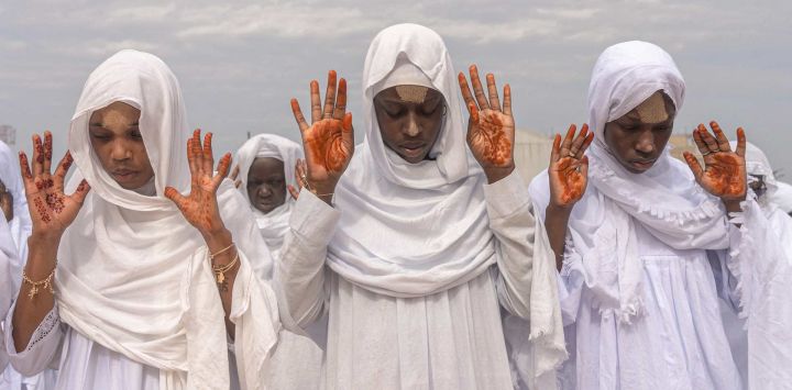 Musulmanes realizan las oraciones de Eid al-Fitr, que marcan el final del mes sagrado del Ramadán, en el Mausoleo de Seydina Limamou Lahi Al Mahdi en Dakar.