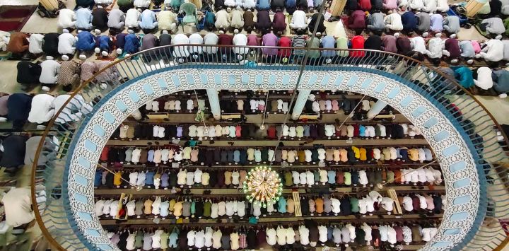 Personas asisten a las oraciones para celebrar el Eid al-Fitr, en Dhaka, Bangladesh.