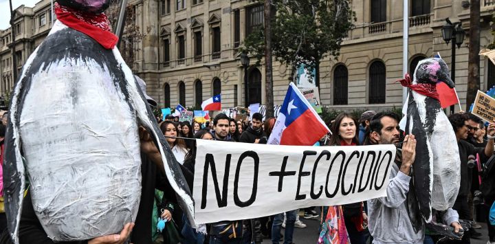 Personas participan en una manifestación en el marco del Día Mundial del Agua, en Santiago, capital de Chile.