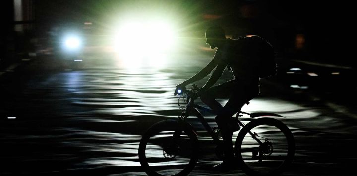 Un hombre circula en bicicleta durante un apagón nacional en La Habana. Un apagón generalizado afectó a toda la isla de Cuba, según informó el Ministerio de Energía, en el segundo apagón nacional en menos de una semana, mientras su red eléctrica sufre las consecuencias del bloqueo petrolero estadounidense.