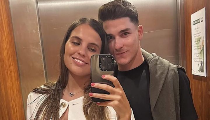 Así es la casa de Julián Álvarez y Emilia Ferrero: cocina quirúrgica, jardín de doble altura y salón de juegos privado