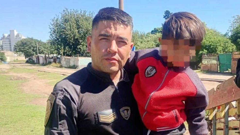 Heroico rescate: un policía salvó a un nene de ser embestido por un tren 20260323