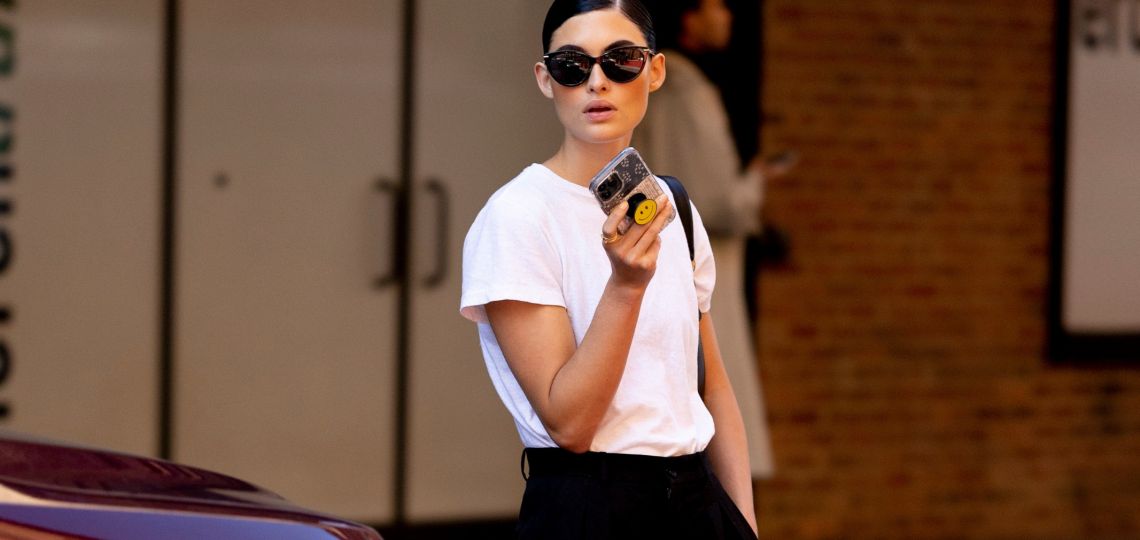 Cómo usar camisetas blancas de los 90 según las pasarelas 2026