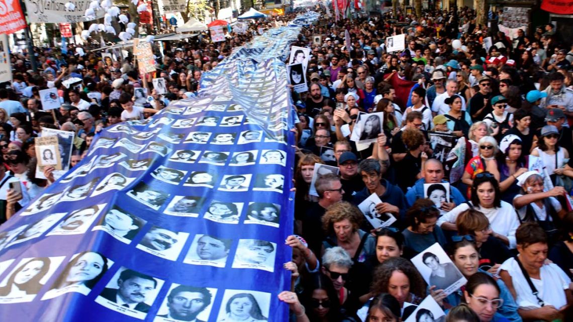 A 50 años del Golpe y con una Plaza de Mayo, comenzó el acto para ...