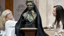 Rucci y Villarruel descubren el busto de Isabelita Perón