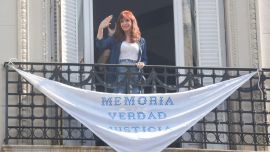 Cristina Kirchner saludó a la militancia y colgó un pañuelo en su balcón por la Memoria