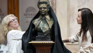 Rucci y Villarruel descubren el busto de Isabelita Perón