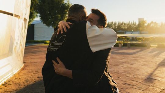 El abrazo de Messi y "Chiqui" Tapia que busca cerrar meses de tensión en la AFA
