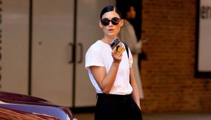 Cómo usar camisetas blancas de los 90 según las pasarelas 2026