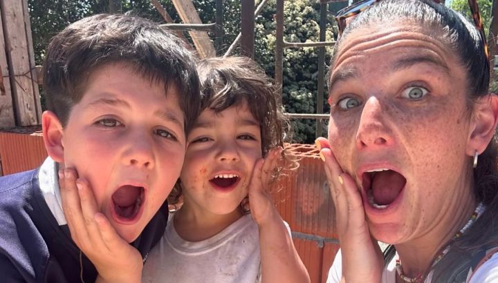 Juana Repetto mostró el baño de su nueva casa: estilo neoterrazo, diseño moderno y detalles únicos para sus hijos