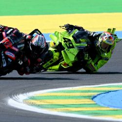 El piloto italiano de Aprilia Racing, Marco Bezzecchi (izquierda), y el piloto italiano del equipo Pertamina Enduro VR46 Racing, Fabio Di Giannantonio, compiten durante la carrera de MotoGP del Gran Premio de Brasil en el circuito internacional Ayrton Senna en Goiania, estado de Goiás, Brasil. | Foto:EVARISTO SA / AFP