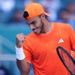 Francisco Cerundolo de Argentina reacciona ante Daniil Medvedev durante el séptimo día del Abierto de Miami en el Hard Rock Stadium en Miami Gardens, Florida. | Foto:Rich Storry / GETTY IMAGES NORTH AMERICA / Getty Images vía AFP
