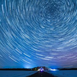 Imagen compuesta de la aurora vista desde el distrito de Jiayin, en la provincia de Heilongjiang, en el noreste de China. | Foto:Xinhua/Li Shaojun