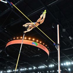 La británica Molly Caudery compite en la final femenina de salto con pértiga durante el Campeonato Mundial de Atletismo en Pista Cubierta Kujawy Pomorze 2026 en Torun, Polonia. | Foto:KIRILL KUDRYAVTSEV / AFP
