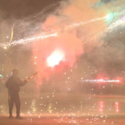 Manifestantes lanzan fuegos artificiales durante enfrentamientos con la policía antidisturbios en protestas antigubernamentales en Tirana, Albania. | Foto:Adnan Beci / AFP