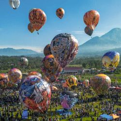 Una vista aérea muestra globos aerostáticos decorados con motivos tradicionales antes de su lanzamiento durante el festival anual de globos aerostáticos celebrado para conmemorar el Eid al-Fitr, que marca el final del mes sagrado de ayuno islámico del Ramadán, en la aldea de Semayu, en Wonosobo, Java Central, Indonesia. | Foto:DEVI RAHMAN / AFP