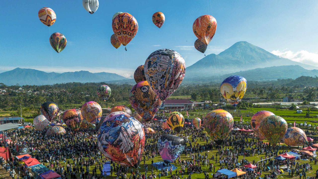 Una vista aérea muestra globos aerostáticos decorados con motivos tradicionales antes de su lanzamiento durante el festival anual de globos aerostáticos celebrado para conmemorar el Eid al-Fitr, que marca el final del mes sagrado de ayuno islámico del Ramadán, en la aldea de Semayu, en Wonosobo, Java Central, Indonesia. | Foto:DEVI RAHMAN / AFP
