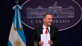 Con pocas precisiones, Adorni respondió preguntas con el guión de Santiago Caputo y el apoyo de Karina