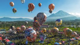Una vista aérea muestra globos aerostáticos decorados con motivos tradicionales antes de su lanzamiento durante el festival anual de globos aerostáticos celebrado para conmemorar el Eid al-Fitr, que marca el final del mes sagrado de ayuno islámico del Ramadán, en la aldea de Semayu, en Wonosobo, Java Central, Indonesia.