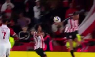 Revisión VAR en Huracán vs Barracas Central