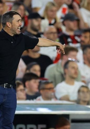 Chacho Coudet dirigiendo a River Plate