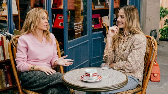 Detrás de escena: Margot Robbie y Kylie Minogue protagonizan la campaña del bolso Chanel 25