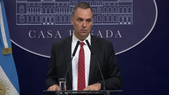 Caso Adorni: el piloto del vuelo privado pidió declarar y se investigan posibles favores